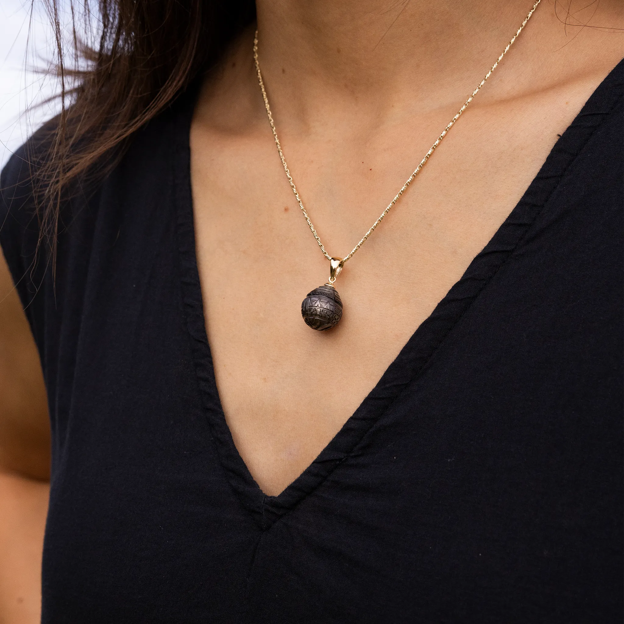 Carved Tahitian Black Pearl Pendant in Gold- 13-16mm