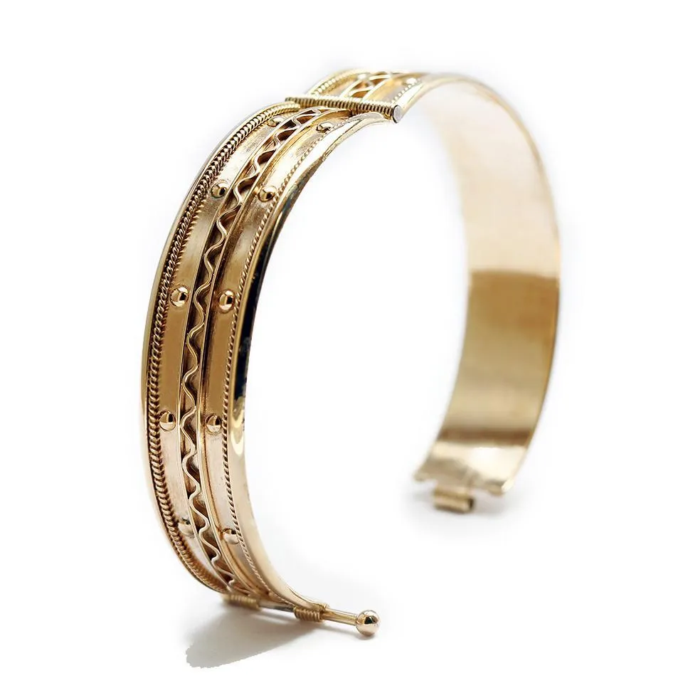 Faro- design of gold bracelet for female