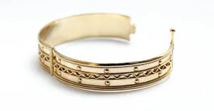 Faro- design of gold bracelet for female