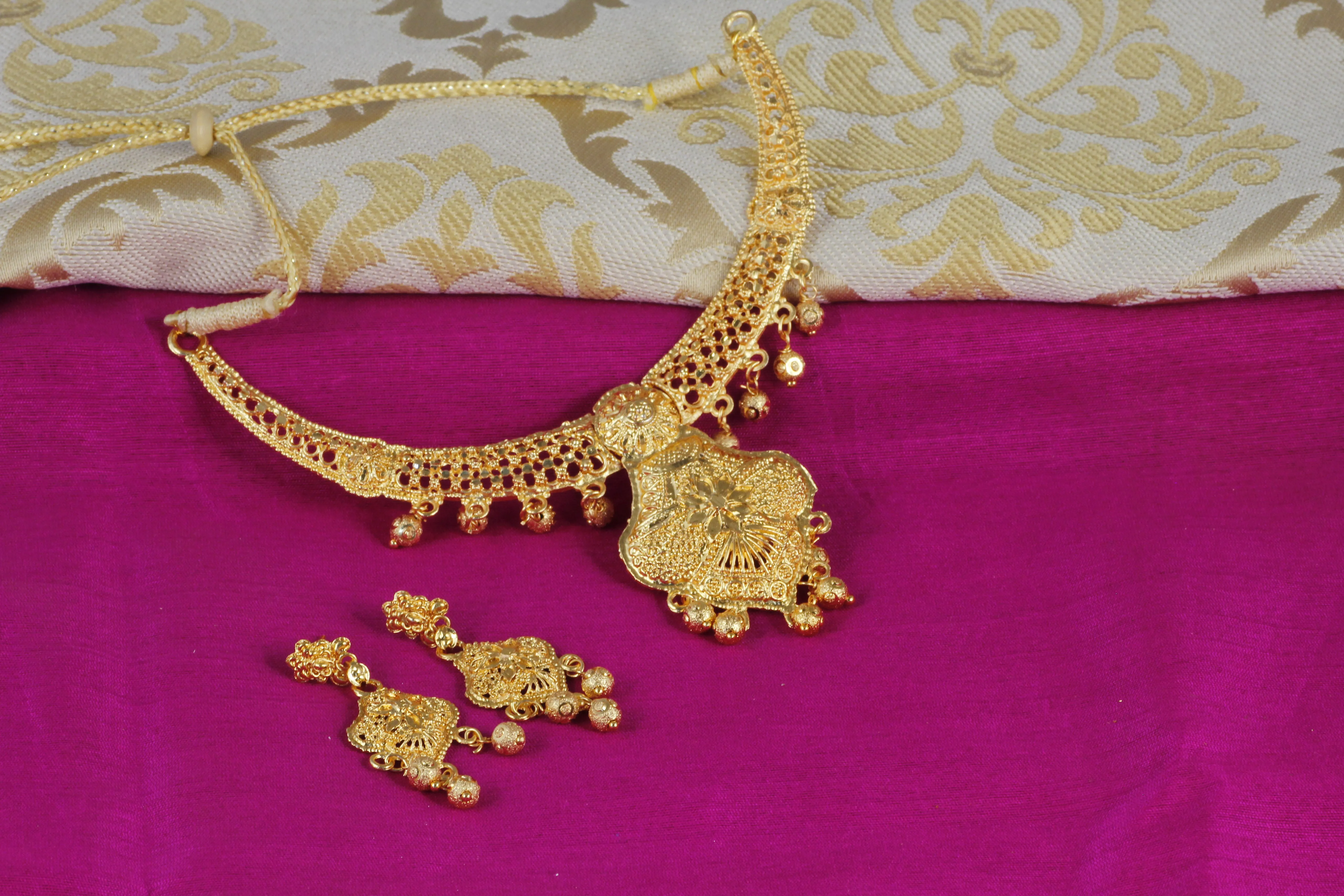 Gold Forming Necklace Set