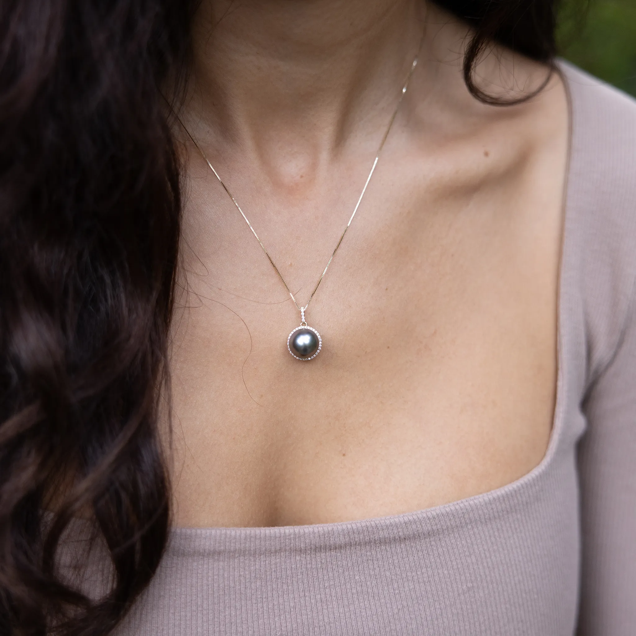 Halo Tahitian Black Pearl Pendant in Gold with Diamond - 10-11mm