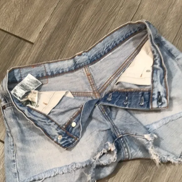 Levi’s 501 Retro Distressed Lightwash Frayed Hem Denim Shorts size 28