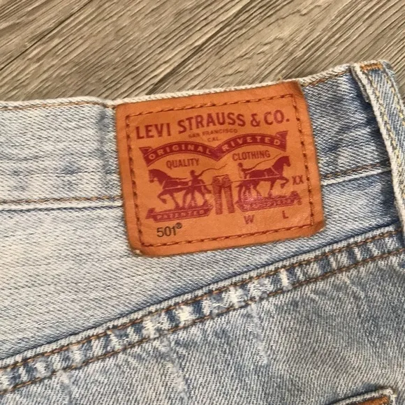 Levi’s 501 Retro Distressed Lightwash Frayed Hem Denim Shorts size 28