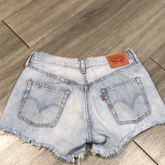 Levi’s 501 Retro Distressed Lightwash Frayed Hem Denim Shorts size 28