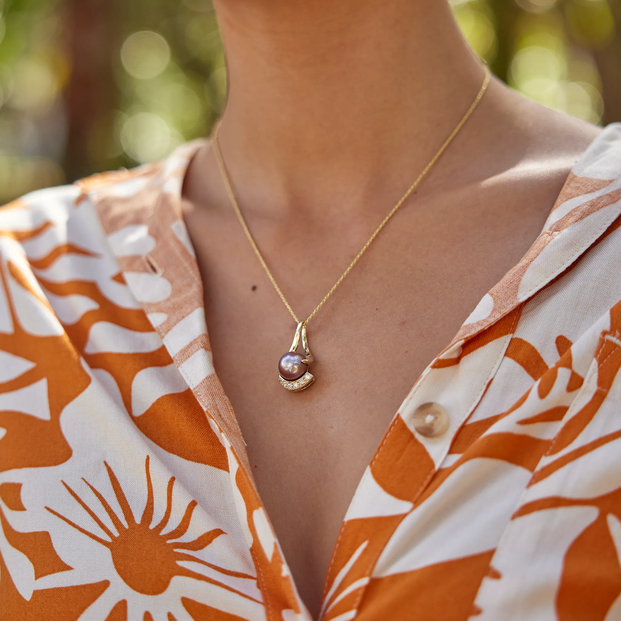 Lilac Freshwater Pearl Pendant in Gold with Diamonds - 10-11mm