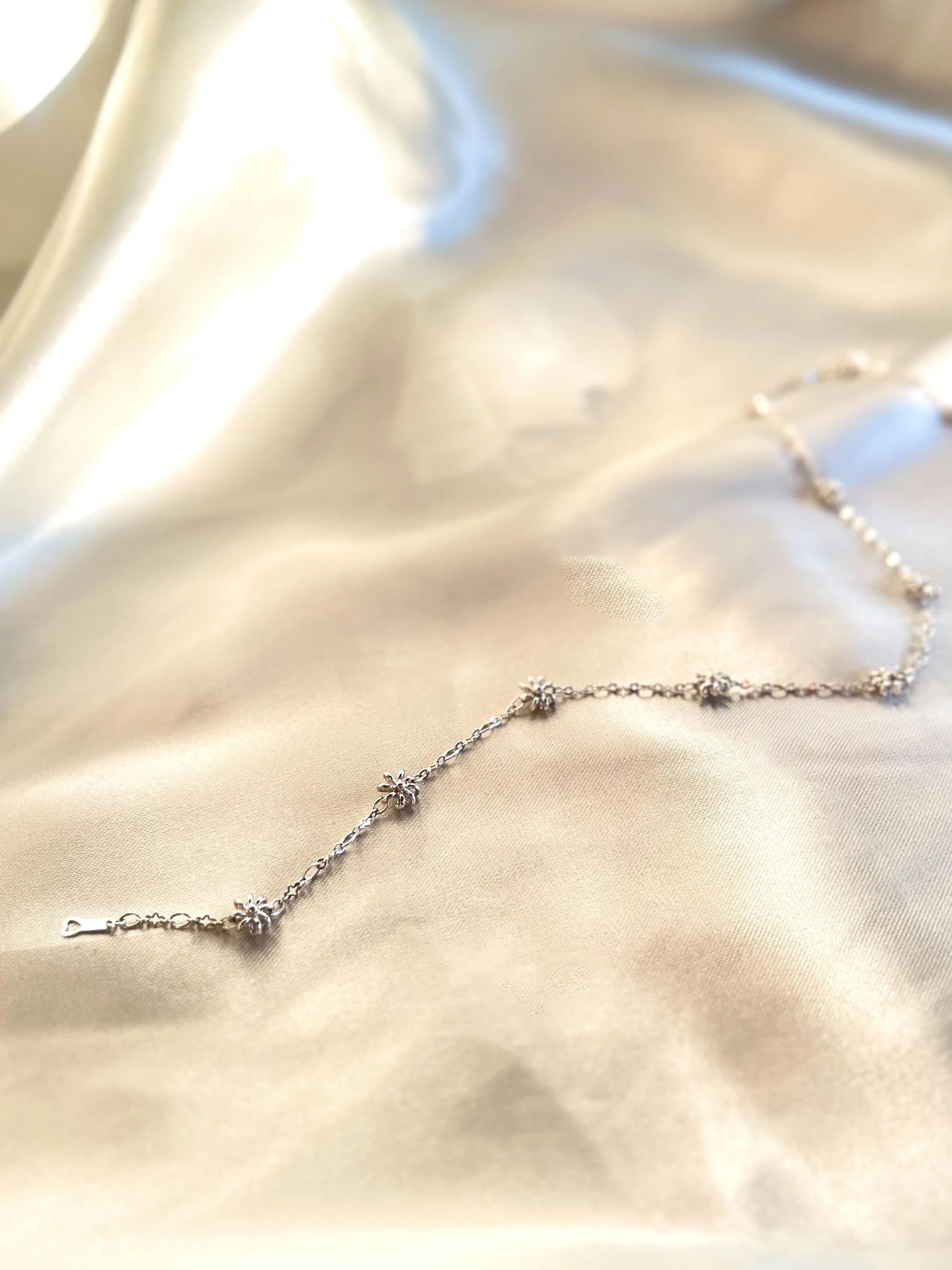 Little Daisies White Gold Dainty Chain Necklace