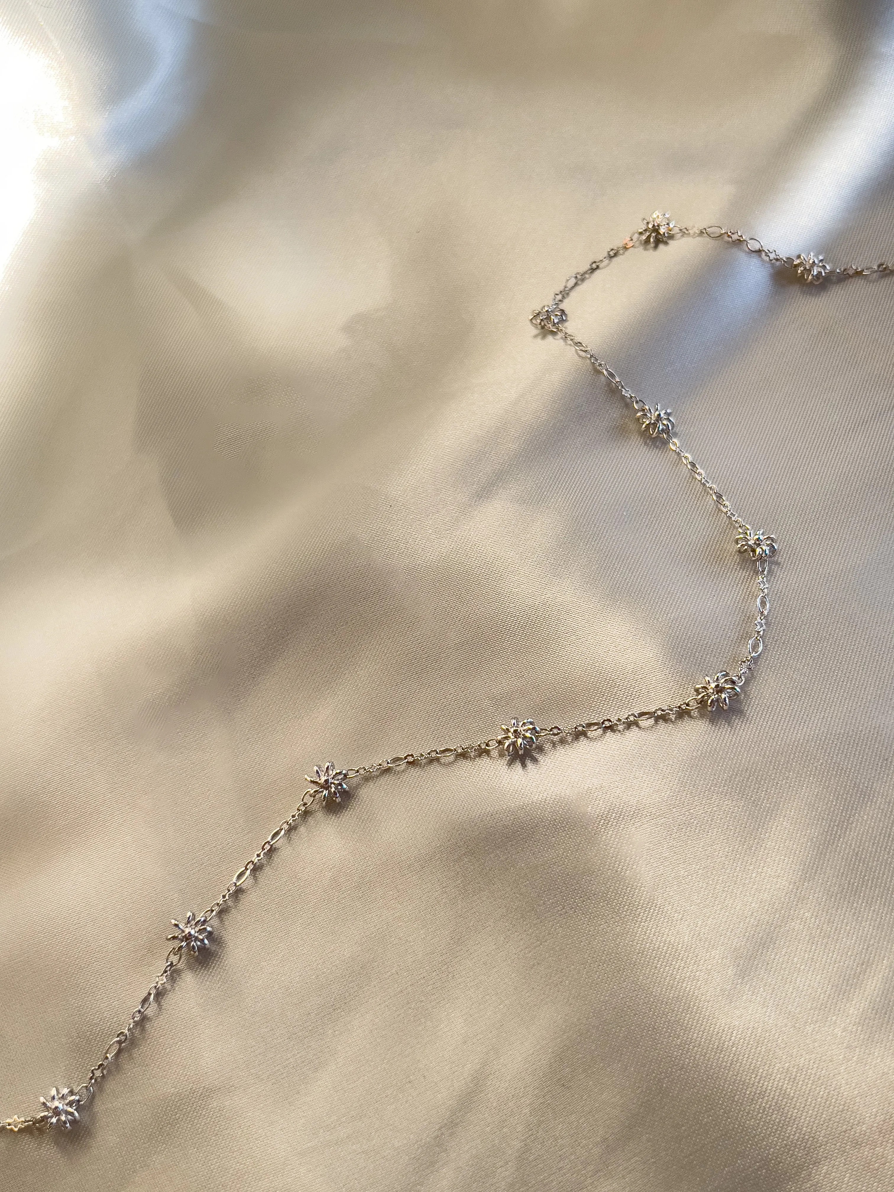 Little Daisies White Gold Dainty Chain Necklace