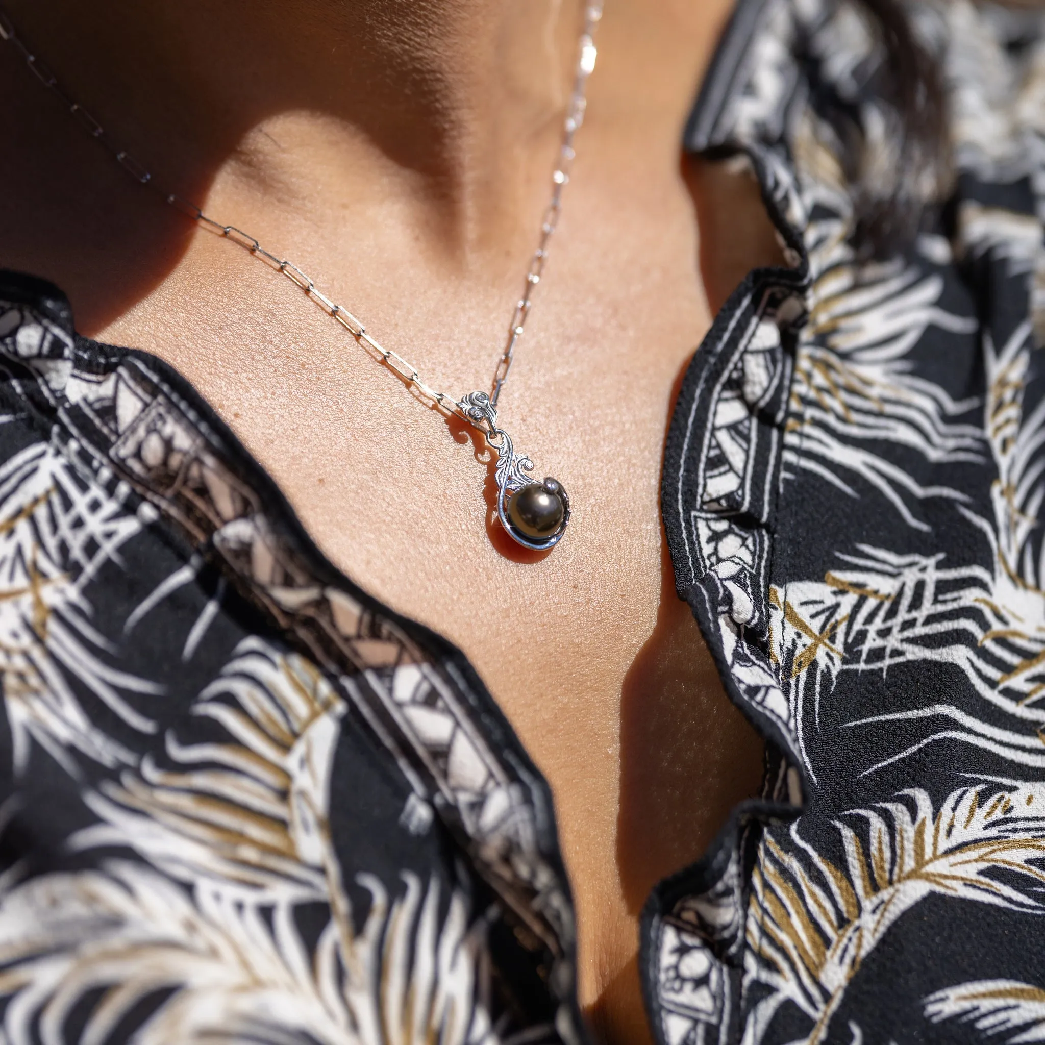 Living Heirloom Tahitian Black Pearl Pendant in White Gold with Diamonds - 9-10mm