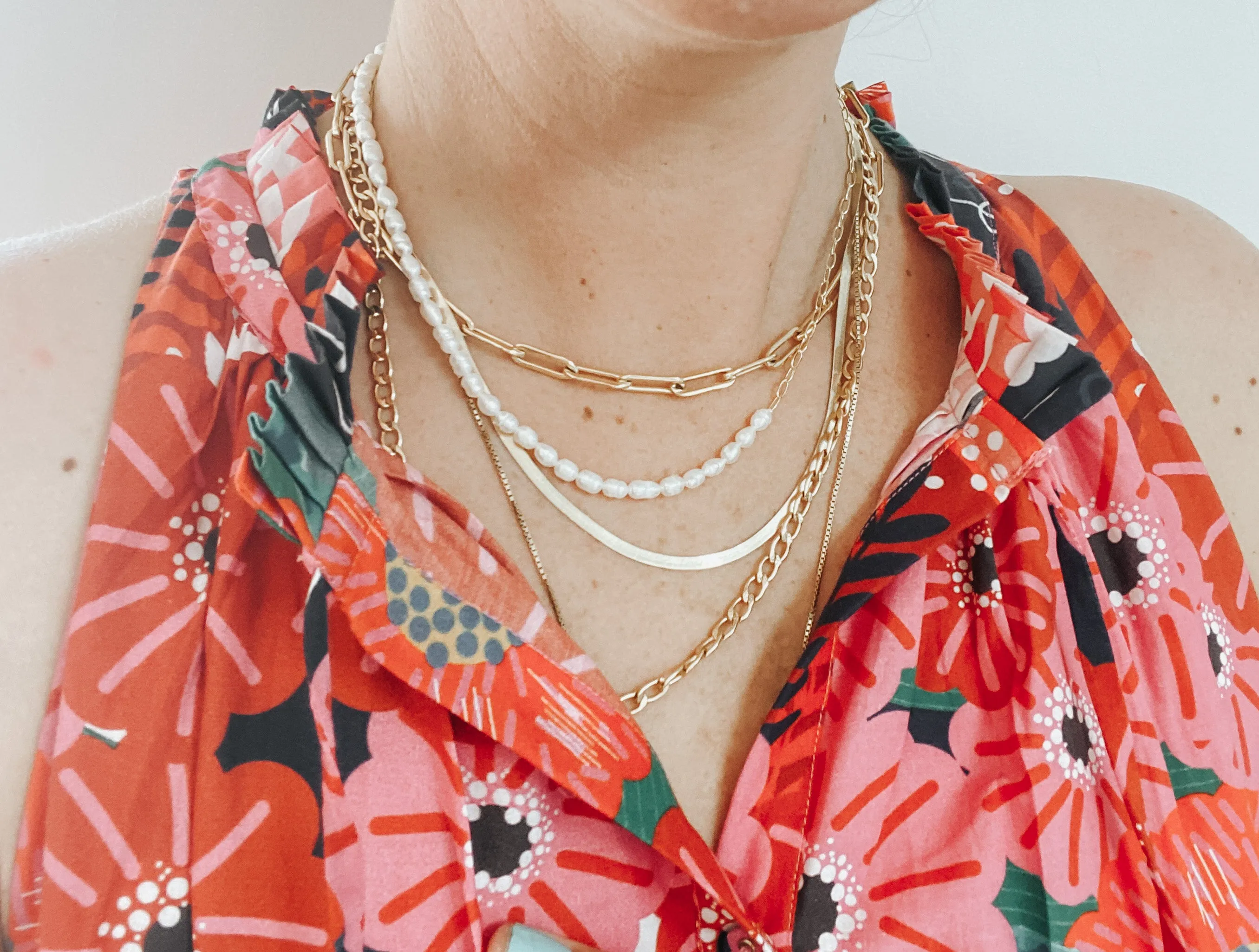 LIZ DAINTY PEARL CHAIN