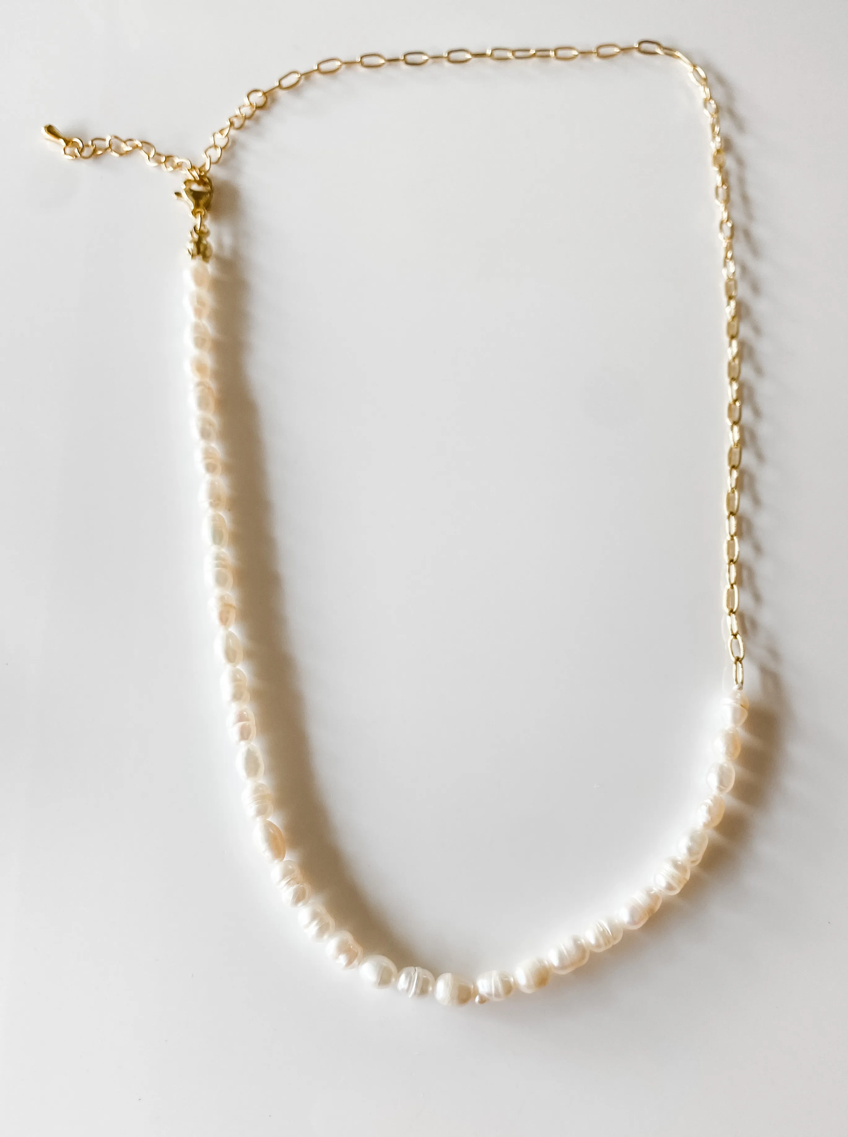 LIZ DAINTY PEARL CHAIN