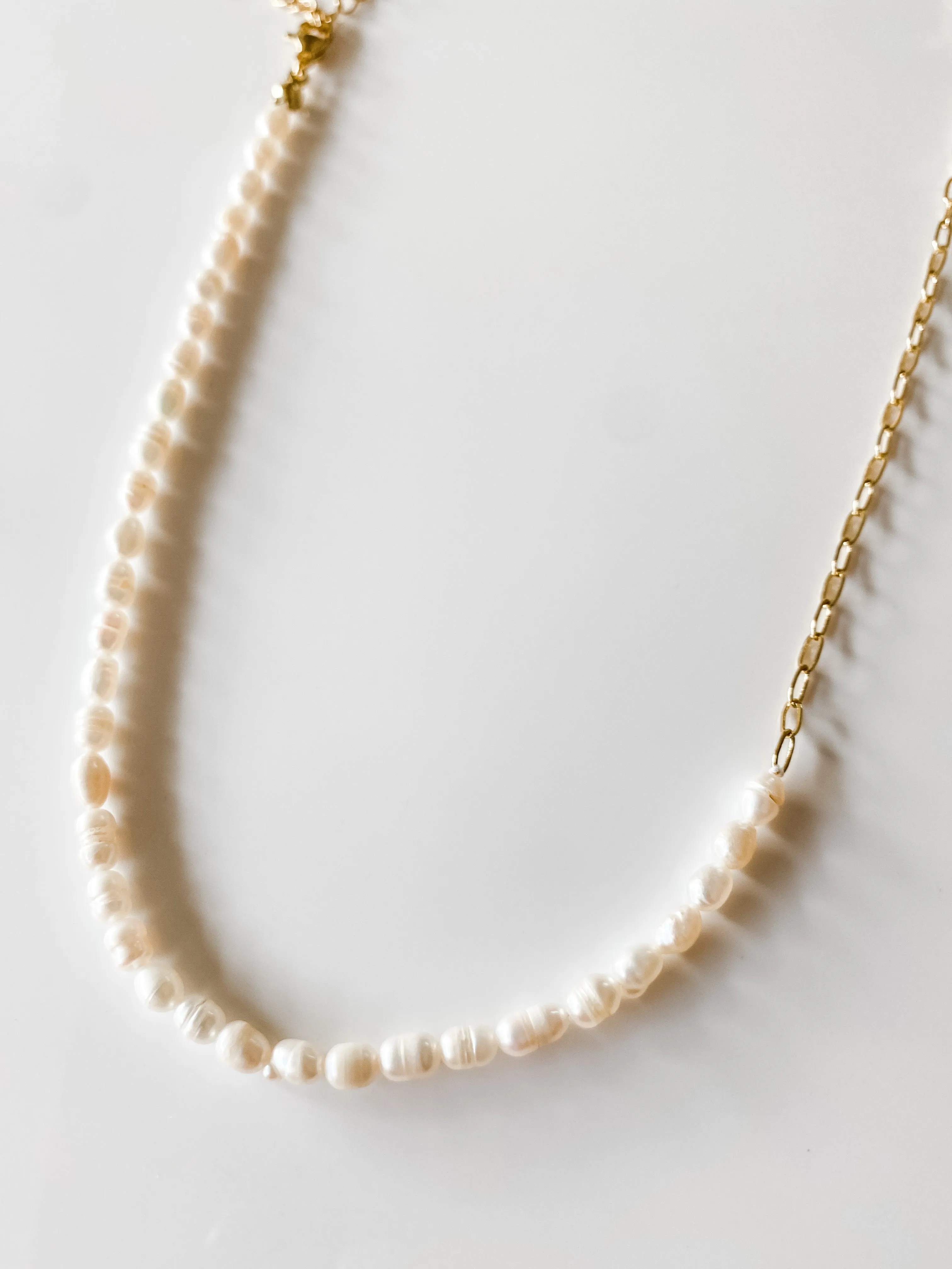 LIZ DAINTY PEARL CHAIN