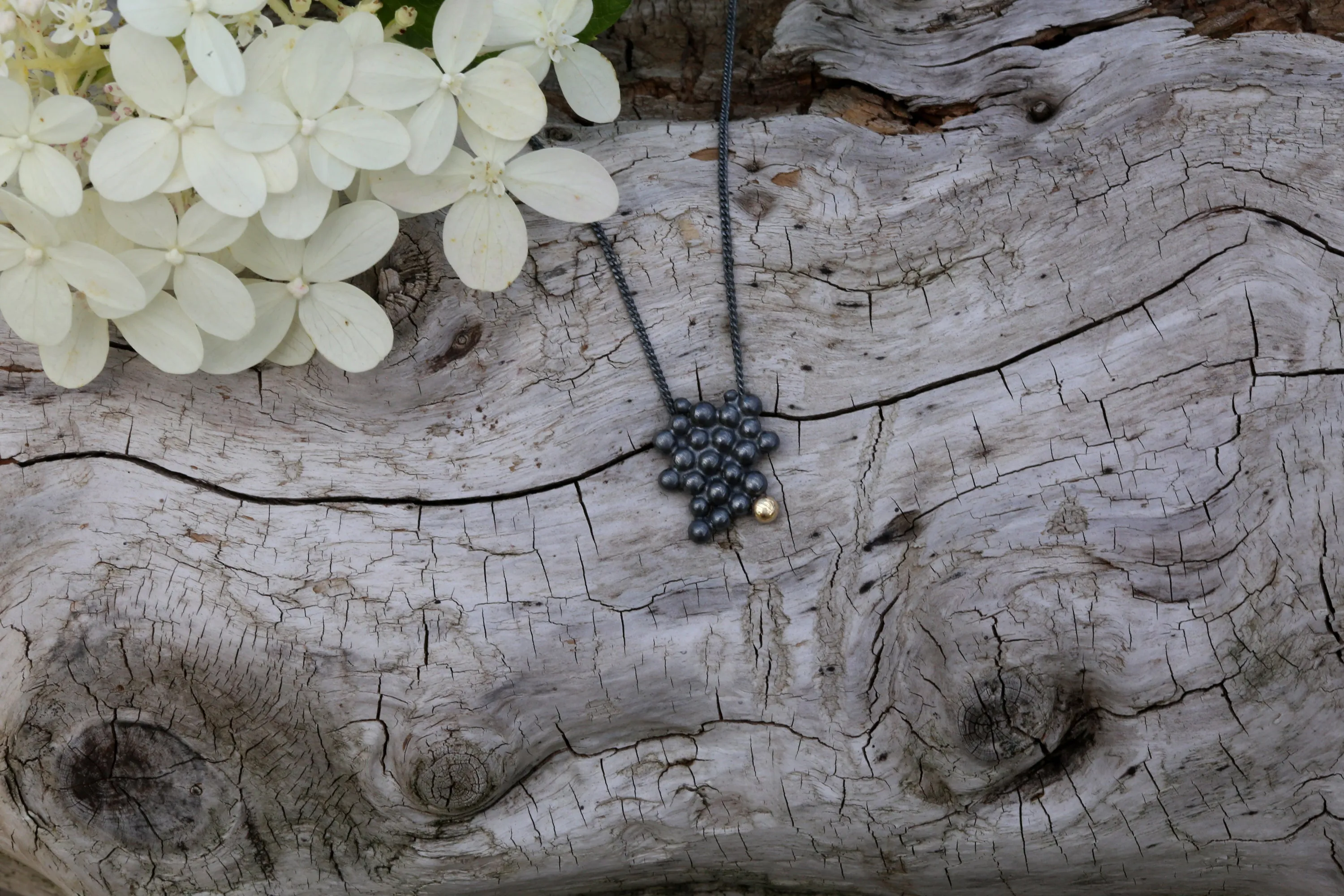 Molecular Necklace Black with Gold Granule