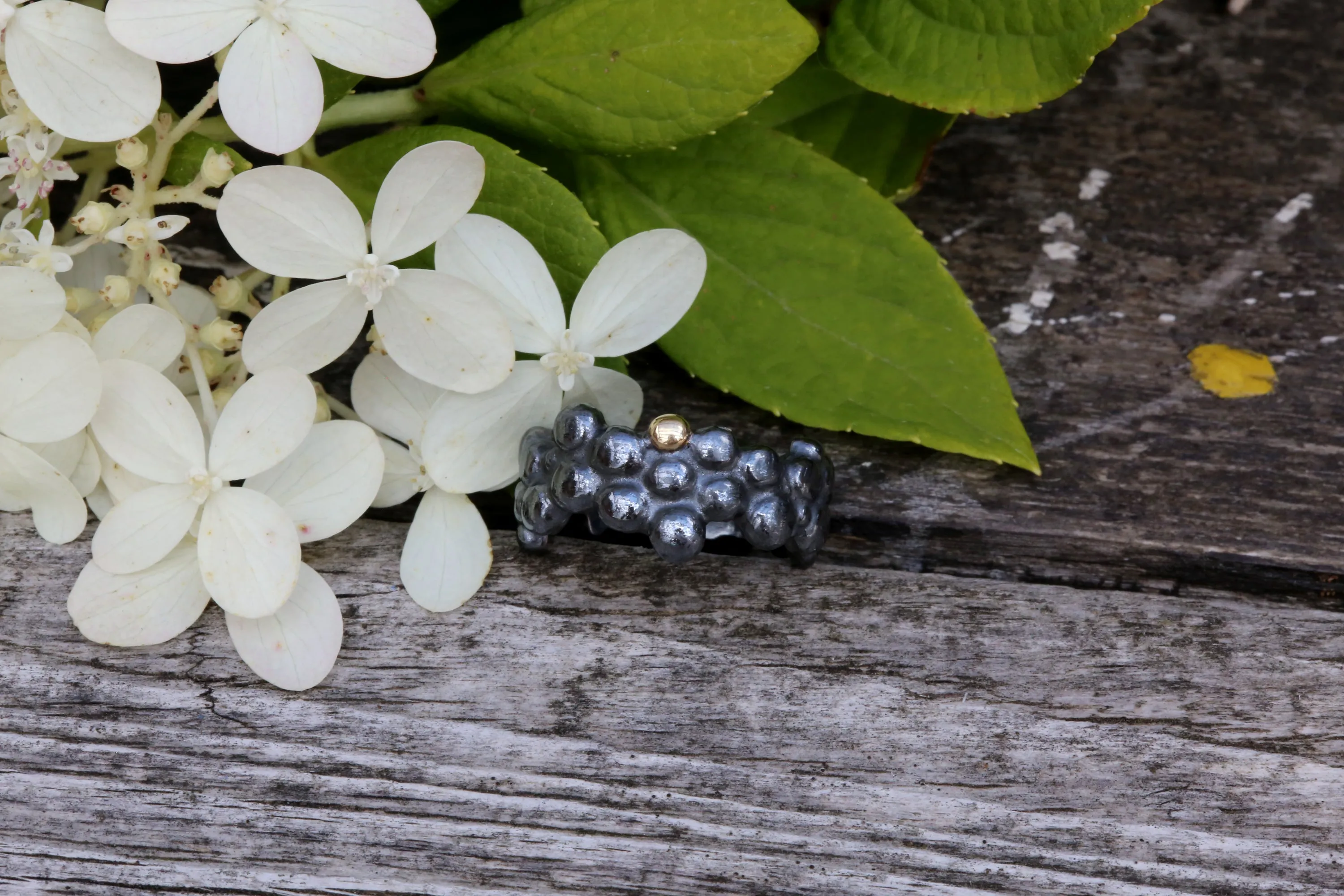 Molecular Ring Black with Gold Granule