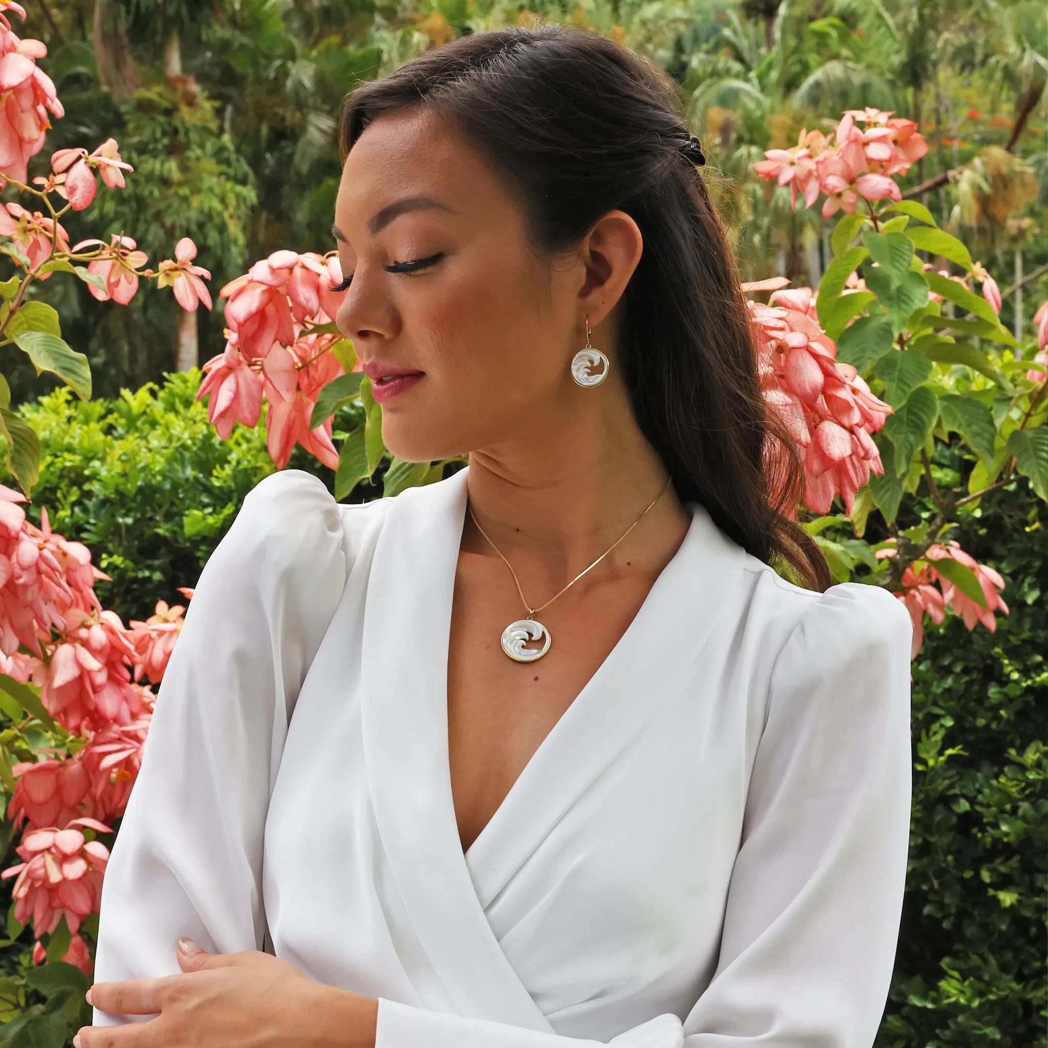 Nalu Mother of Pearl Pendant in Gold - 27mm