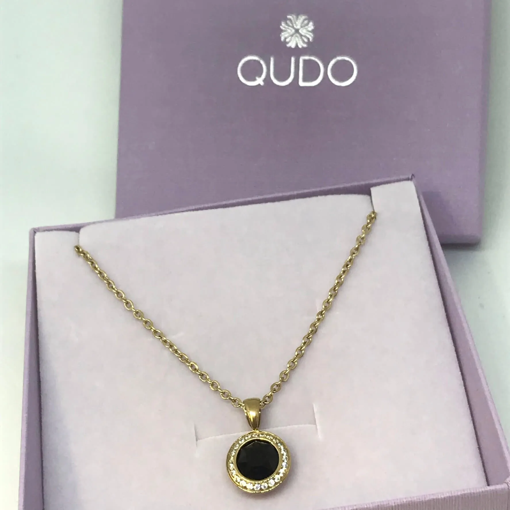 Qudo Tondo Deluxe Pendant Gold Necklace - Jet