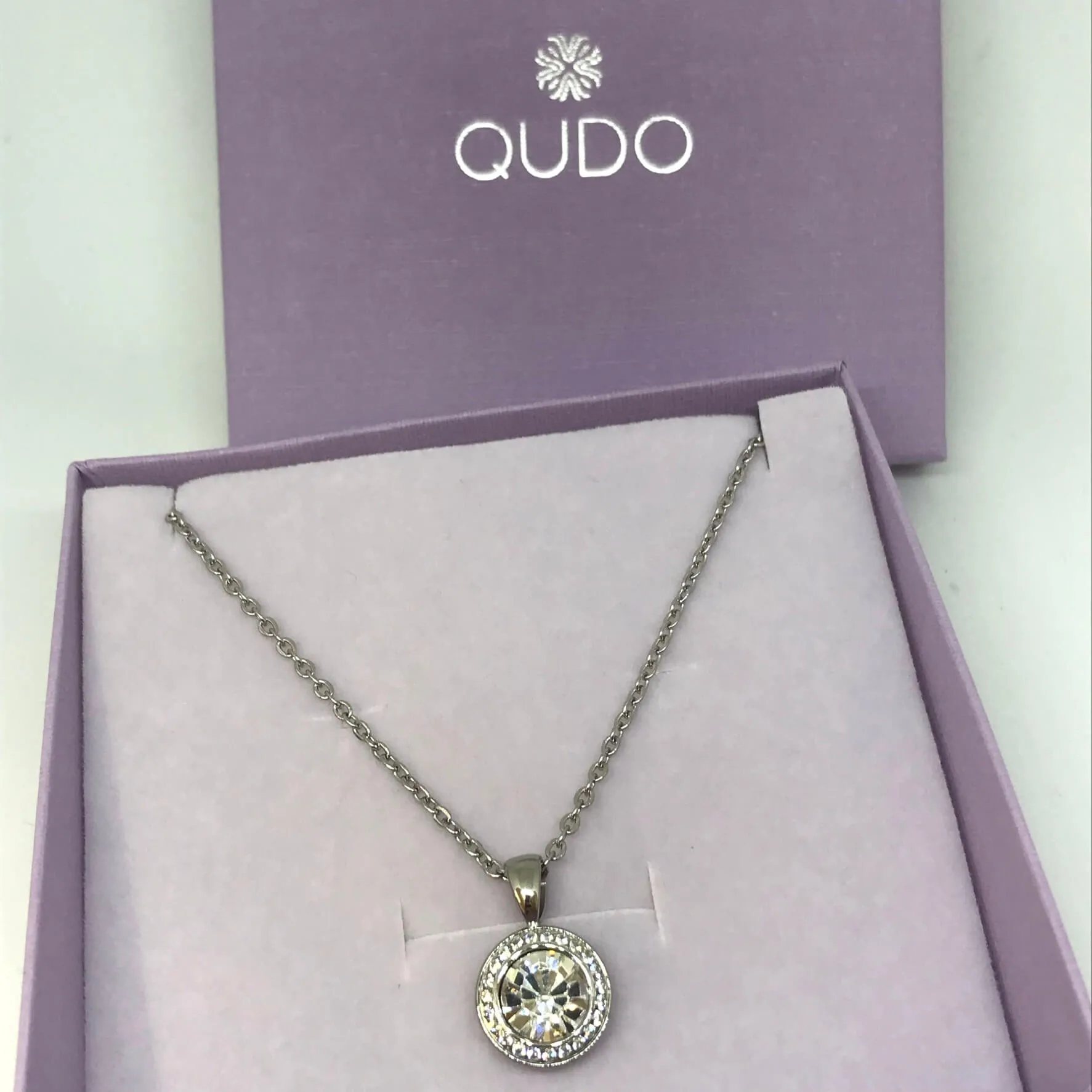 Qudo Tondo Deluxe Pendant Silver Necklace - Crystal