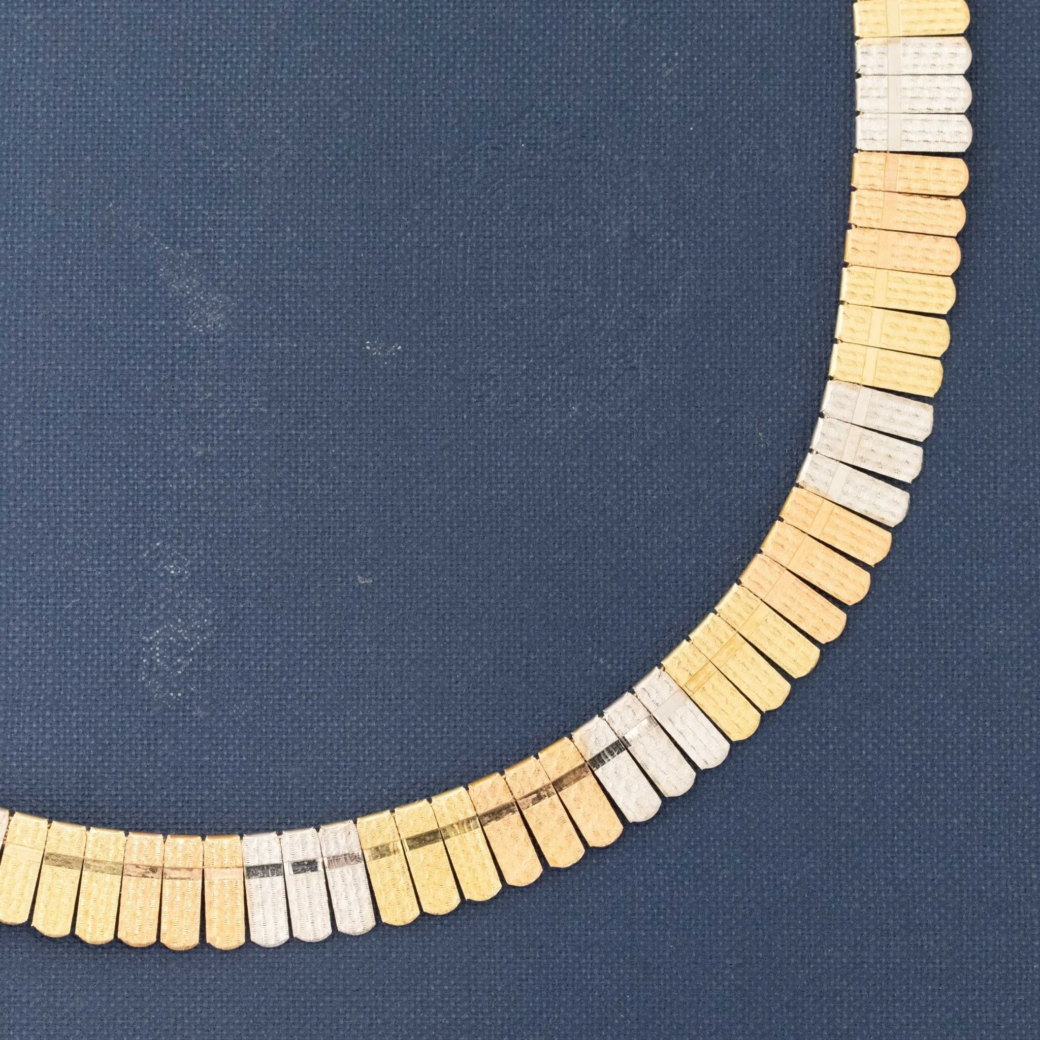 Retro Triple-Tone Scalloped Necklace, Italian