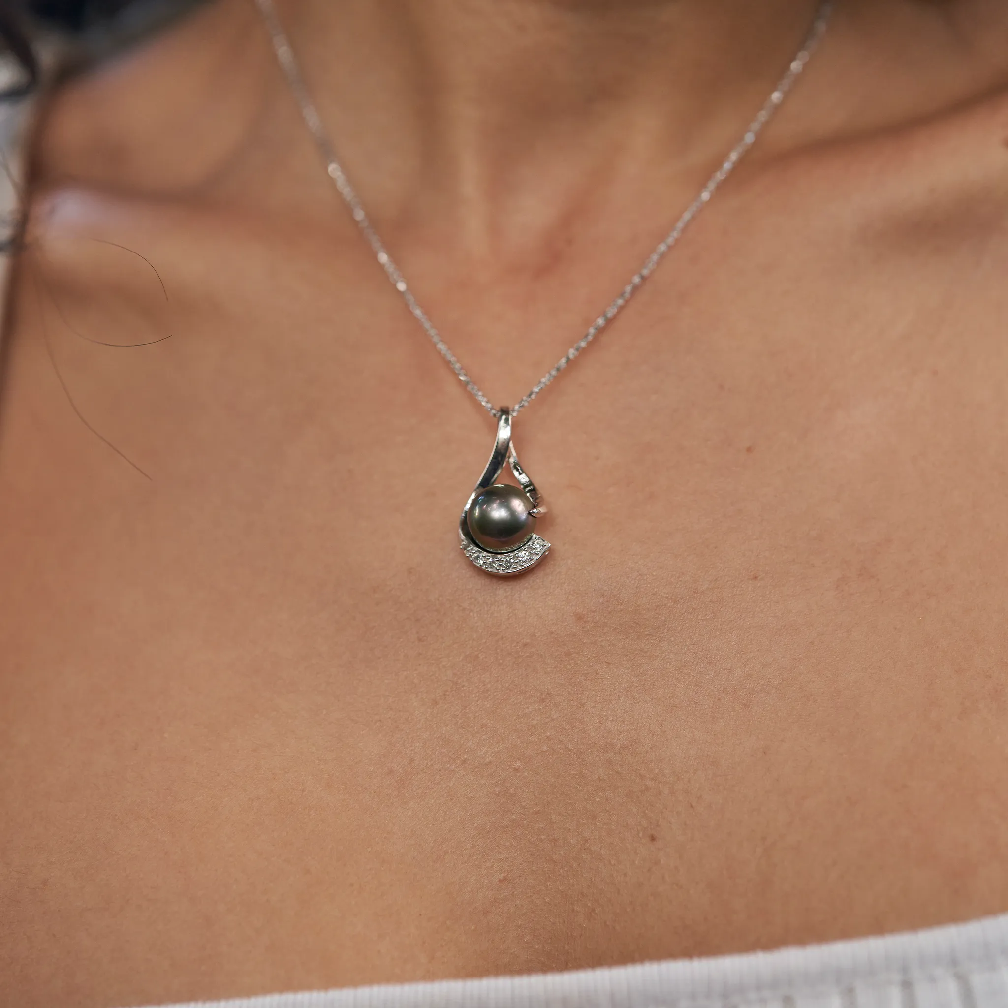 Tahitian Black Pearl Infinity Pendant in White Gold with Diamonds - 11-12mm