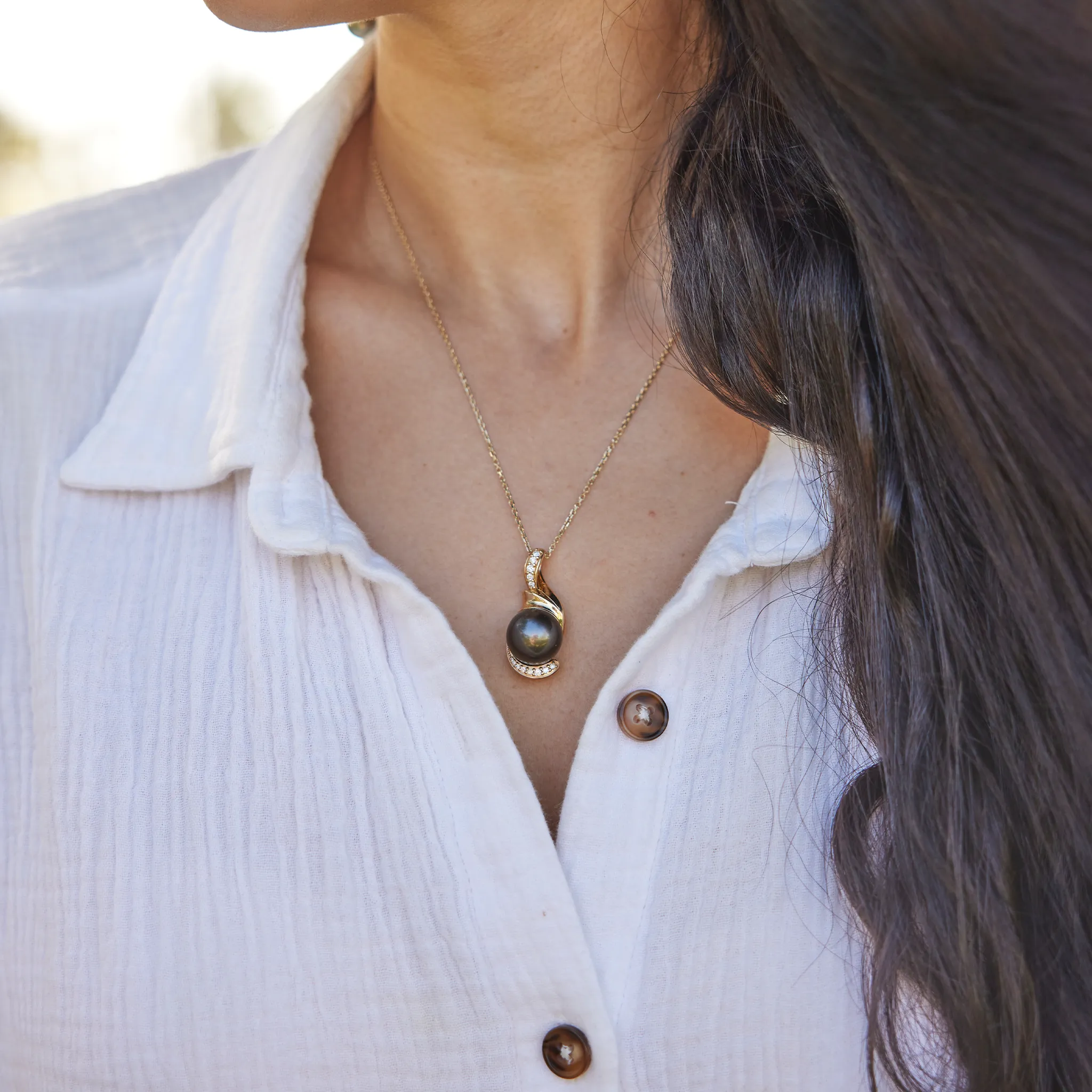Tahitian Black Pearl Pendant in Gold with Diamonds - 14-15mm