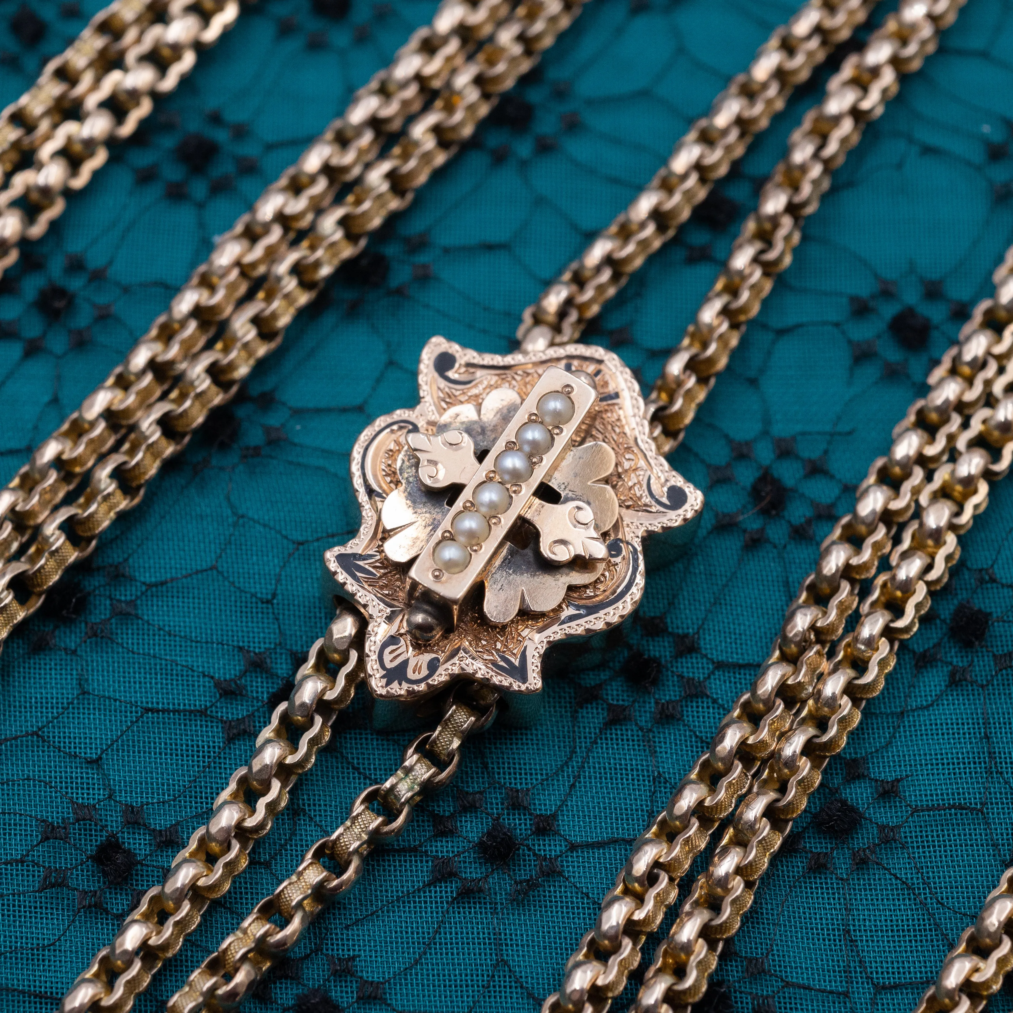 Taille d'Épargne and Pearl Slide Chain c1890