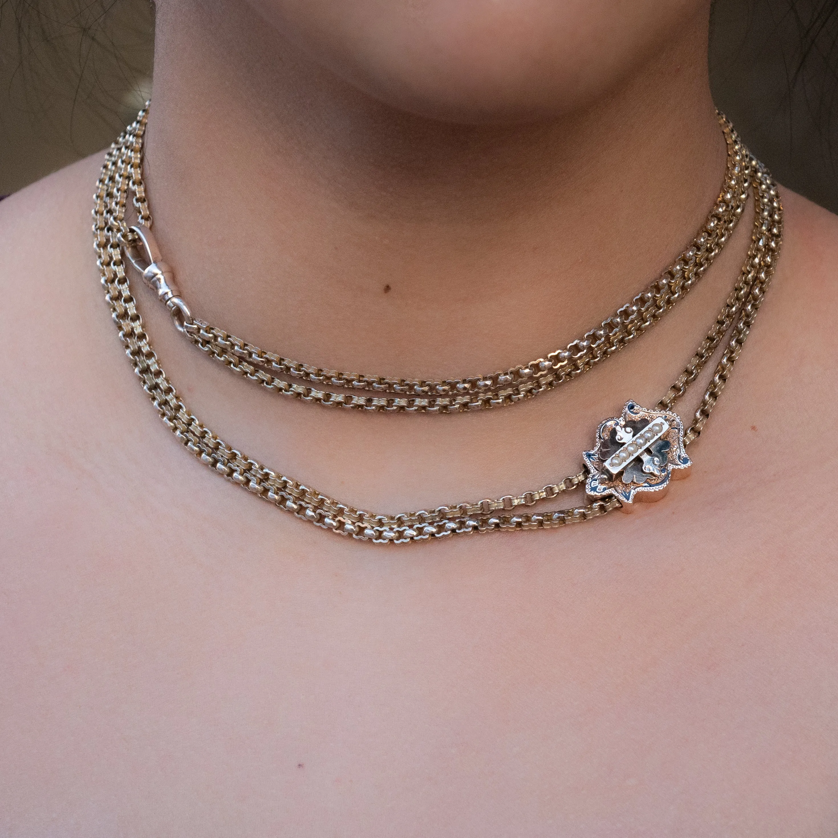 Taille d'Épargne and Pearl Slide Chain c1890