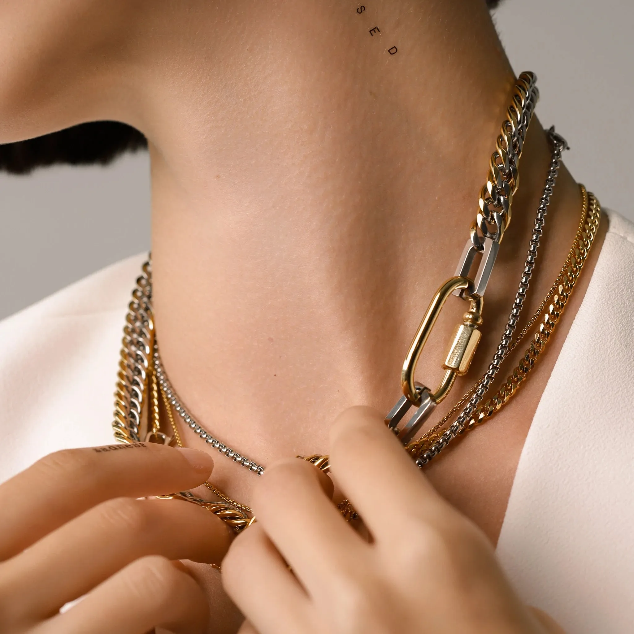 THE CARABINER NECKLACE SET