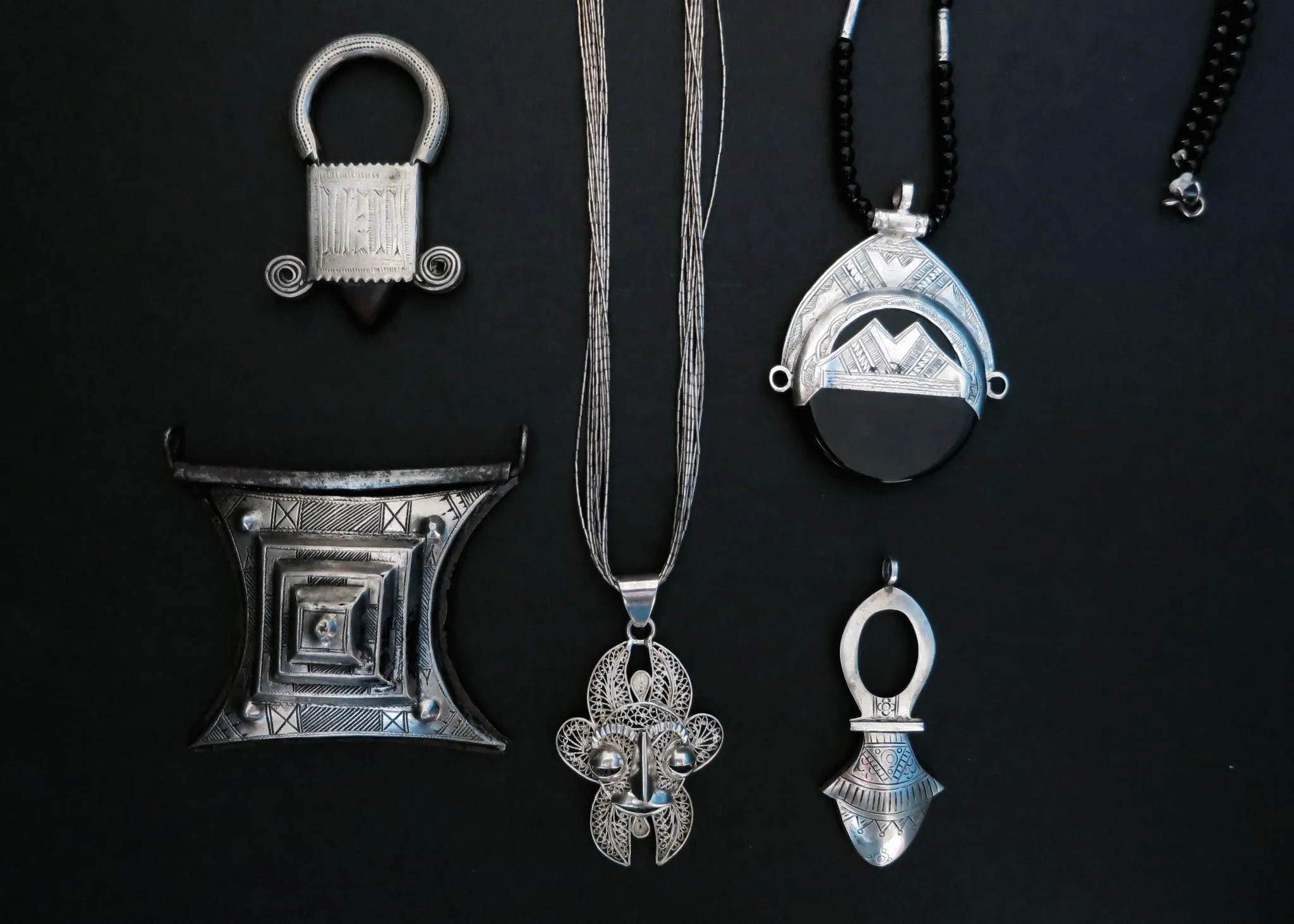Tribal African oval marooon Tuareg pendant necklace