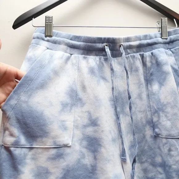 VINCE CAMUTO Tie-Dyed Drawstring High Rise Shorts in Blue Cloud